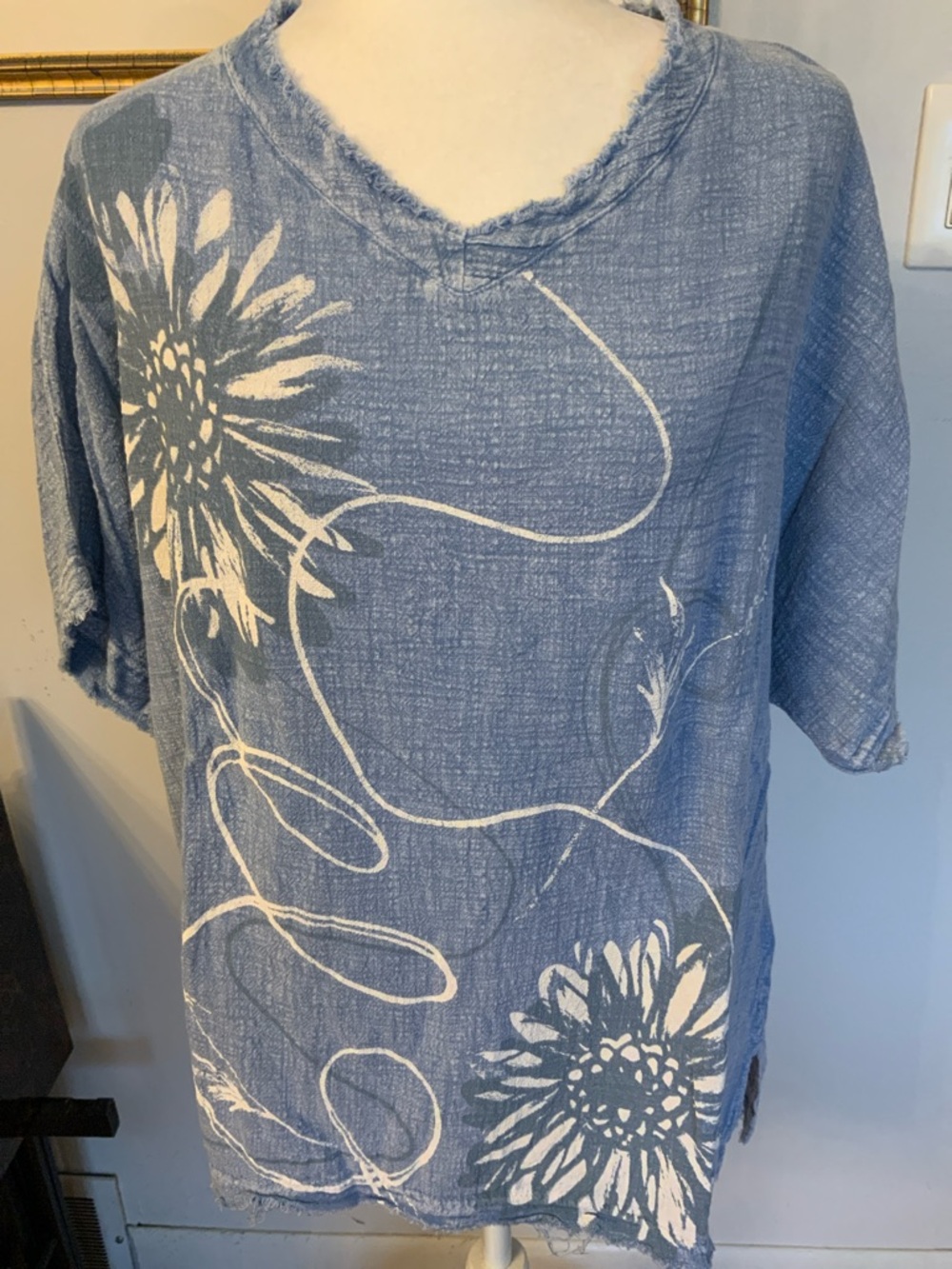 Jess + Jane Blue Floral V-Neck Women’s Top